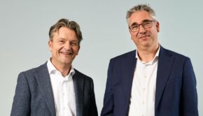 sleutels voor bewoners van eerste fabriekswoningen Fijn Wonen