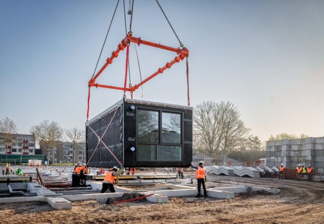 Daiwa House Modular Europe, plaatsing 1e module project Circusterrein Hilversum, Dudok Wonen, G&O. Alliantie Ontwikkeling, 379 verplaatsbare woningen, Cojan van Toor Professional Photography Ouderwater NL