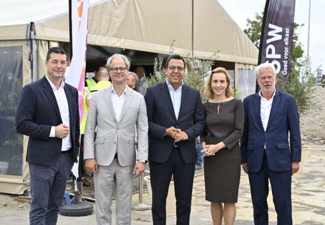 Viering Skymark vlnr Patrick van Adrichem (Boele & van Eesteren), Henk Harms (gemeente Den Haag), Mohamed Baba (Haag Wonen), Heleen Aarts (Amvest) en Henk Jagersma (SPW)